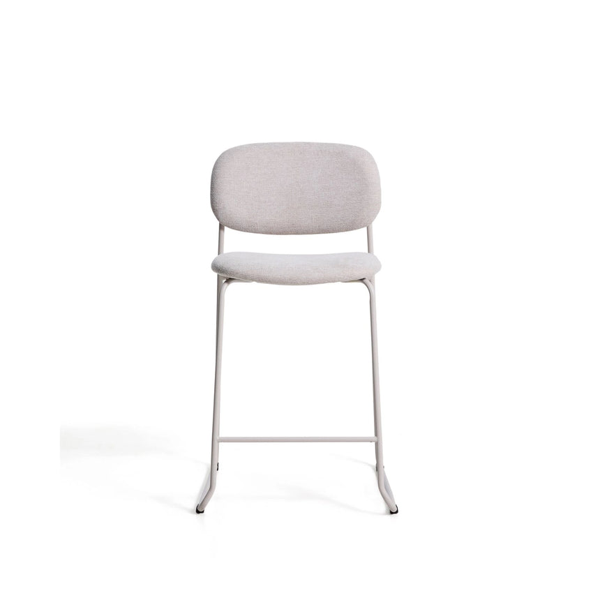 Stapelbarer Hocker Meli mit Chenille und Beinen aus Metall, FSC Mix Credit, 65 cm  von Kave Home – Bild 5