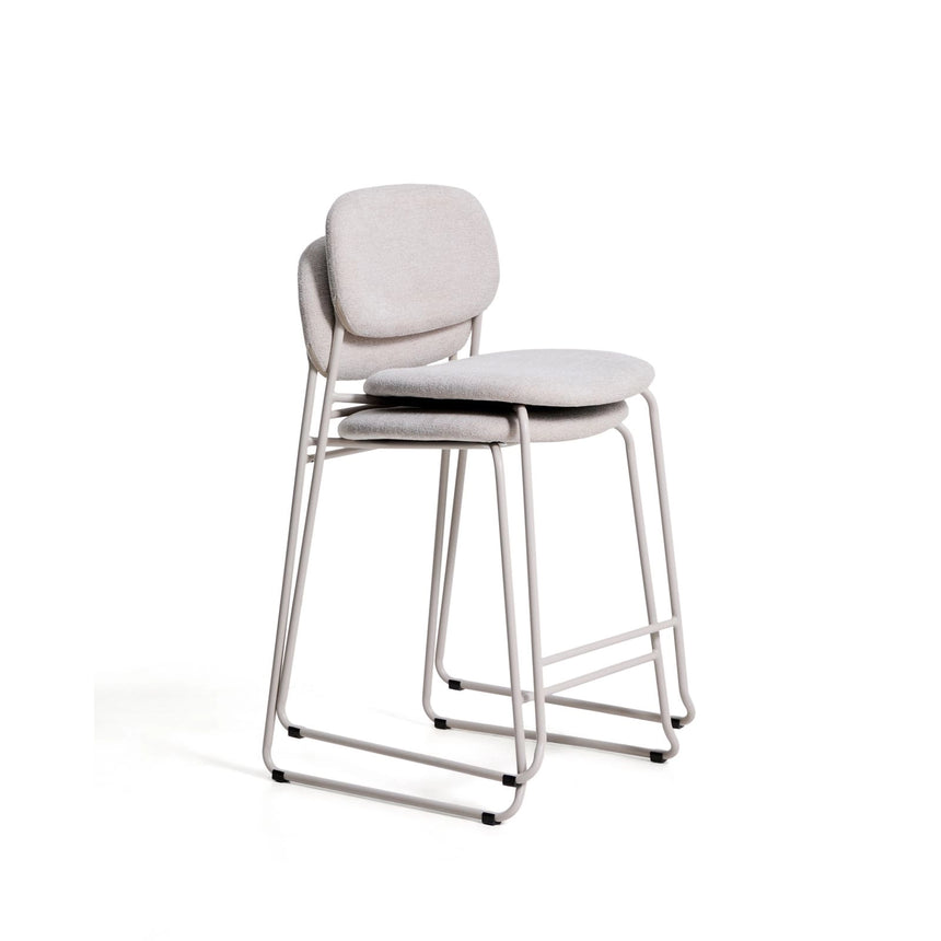 Stapelbarer Hocker Meli mit Chenille und Beinen aus Metall, FSC Mix Credit, 65 cm  von Kave Home – Bild 6