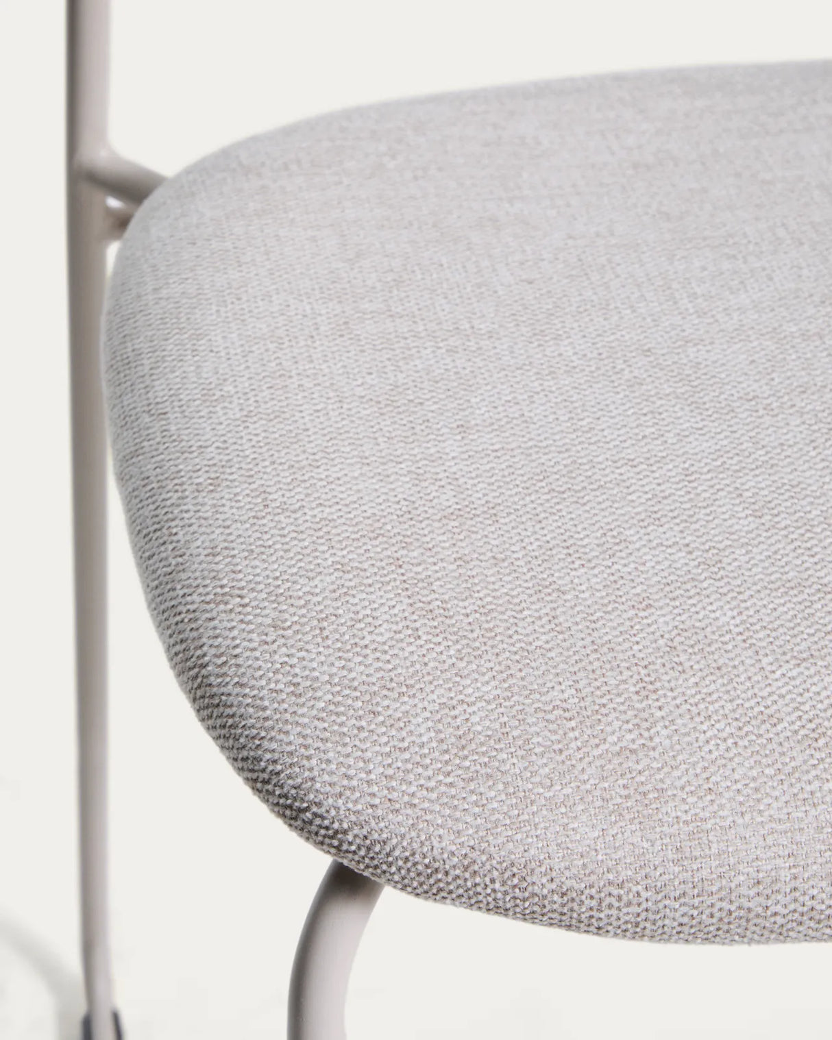 Stapelbarer Hocker Meli mit Chenille und Beinen aus Metall, FSC Mix Credit, 65 cm  von Kave Home – Bild 8