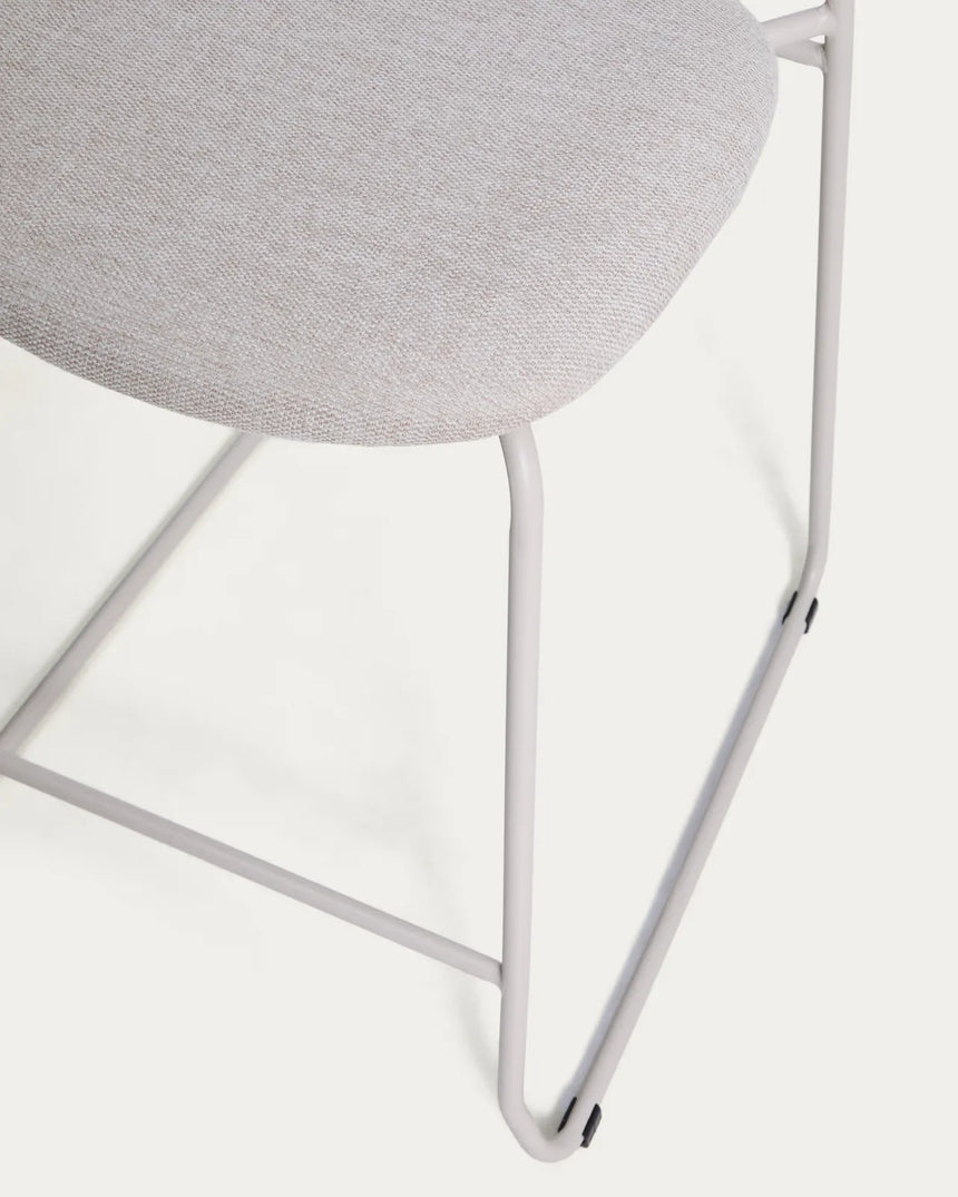 Stapelbarer Hocker Meli mit Chenille und Beinen aus Metall, FSC Mix Credit, 65 cm  von Kave Home – Bild 9