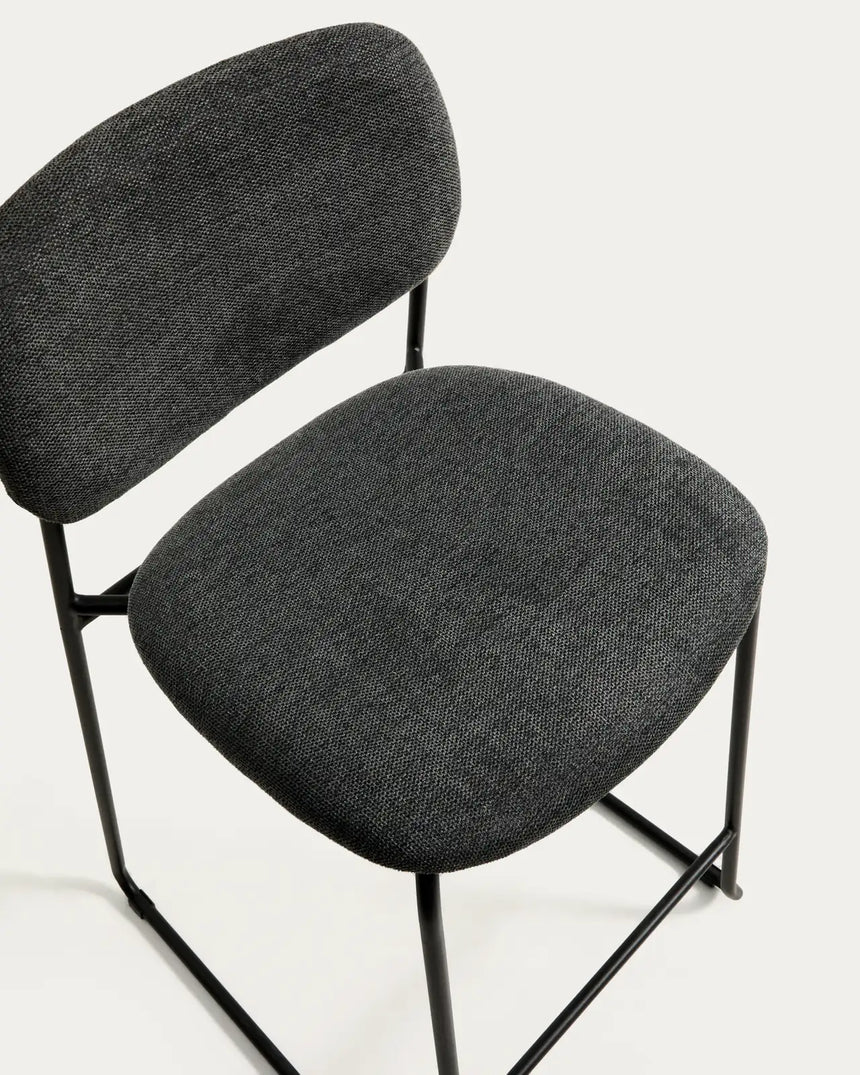 Stapelbarer Hocker Meli mit Chenille und Beinen aus Metall, FSC Mix Credit, 65 cm  von Kave Home – Bild 10