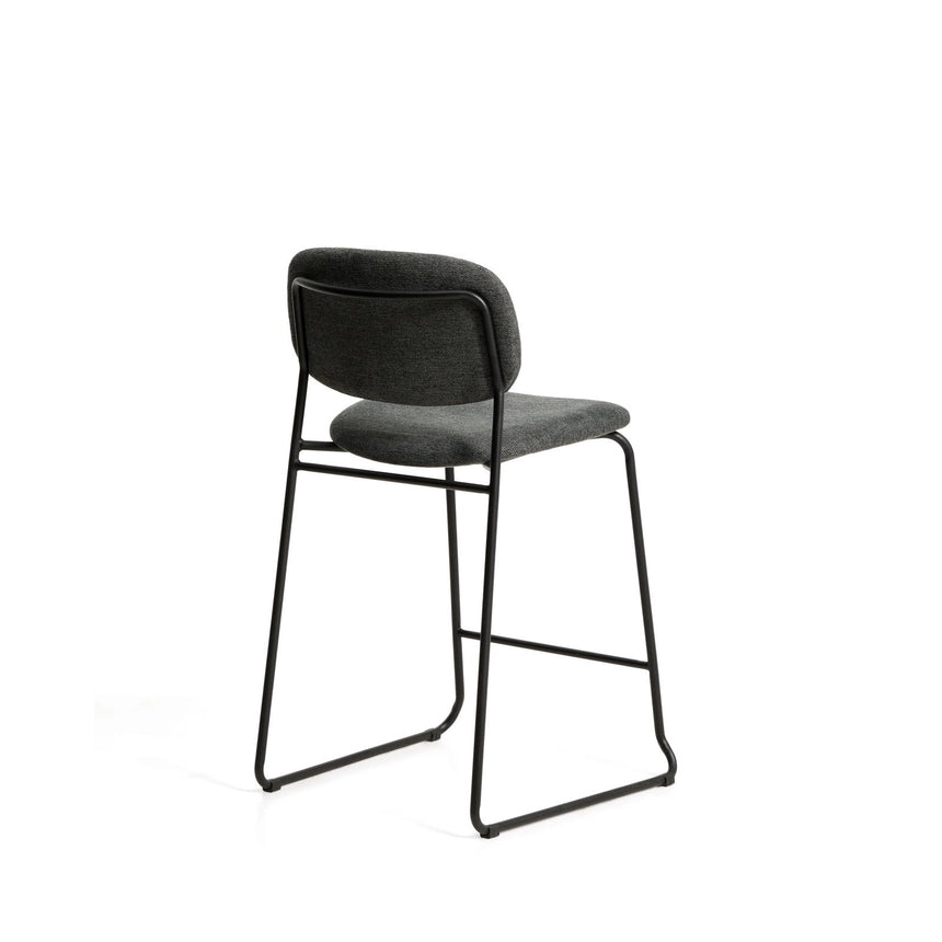 Stapelbarer Hocker Meli mit Chenille und Beinen aus Metall, FSC Mix Credit, 65 cm  von Kave Home – Bild 4