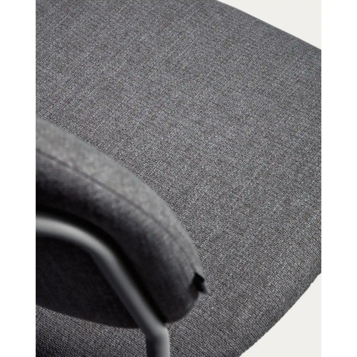 Stapelbarer Hocker Meli mit Chenille und Beinen aus Metall, FSC Mix Credit, 65 cm von Kave Home – Bild 10