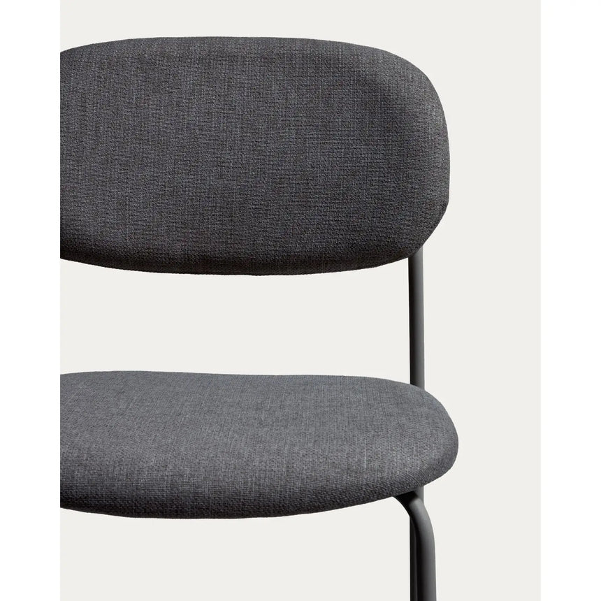 Stapelbarer Hocker Meli mit Chenille und Beinen aus Metall, FSC Mix Credit, 65 cm von Kave Home – Bild 8