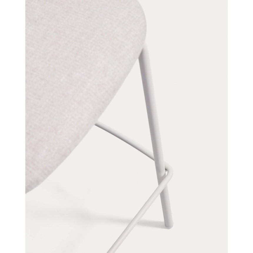 Stapelbarer Hocker Meli mit beiger Chenille und Beinen aus beigem Metall, FSC Mix Credit, 65 cm von Kave Home – Bild 11