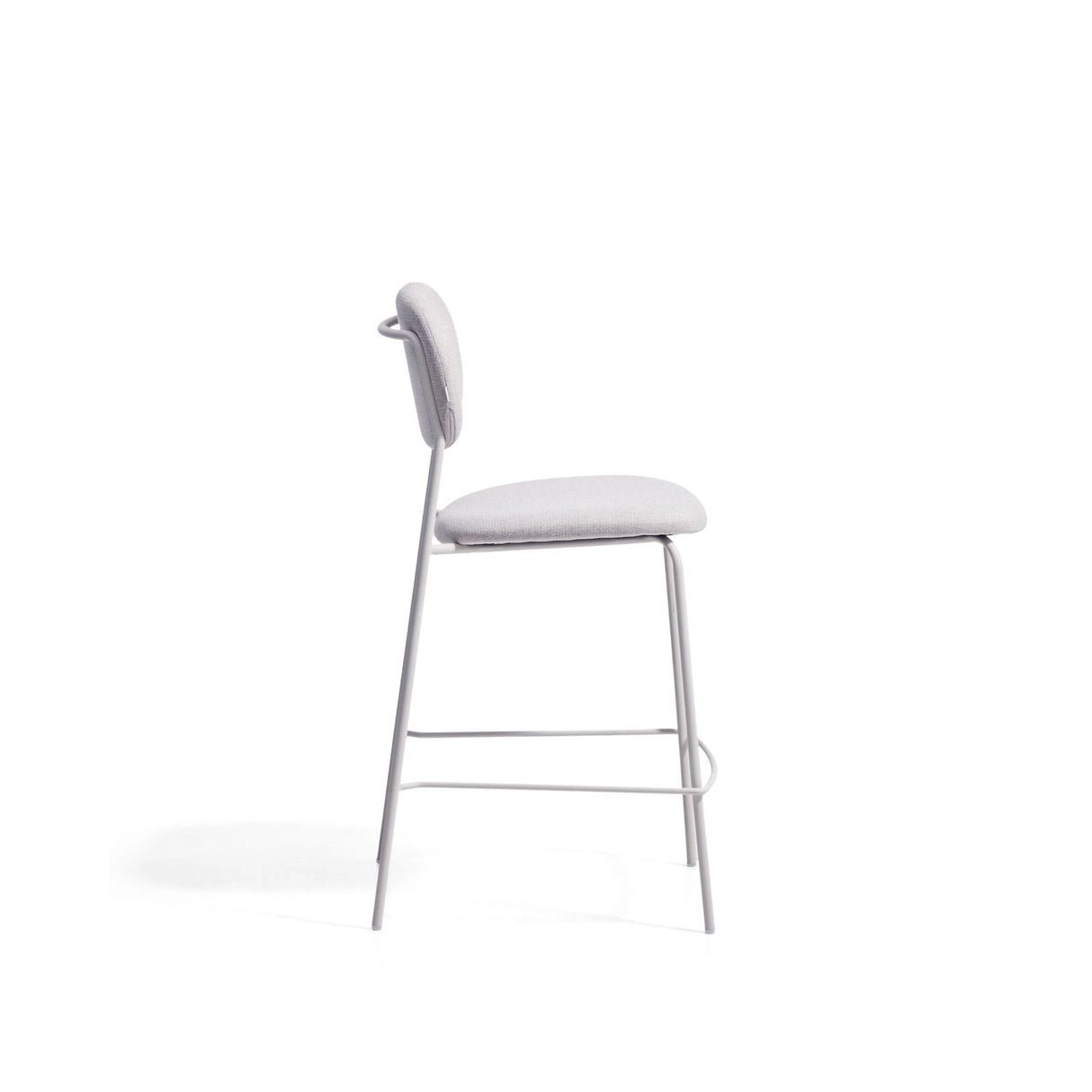 Stapelbarer Hocker Meli mit beiger Chenille und Beinen aus beigem Metall, FSC Mix Credit, 65 cm von Kave Home – Bild 4