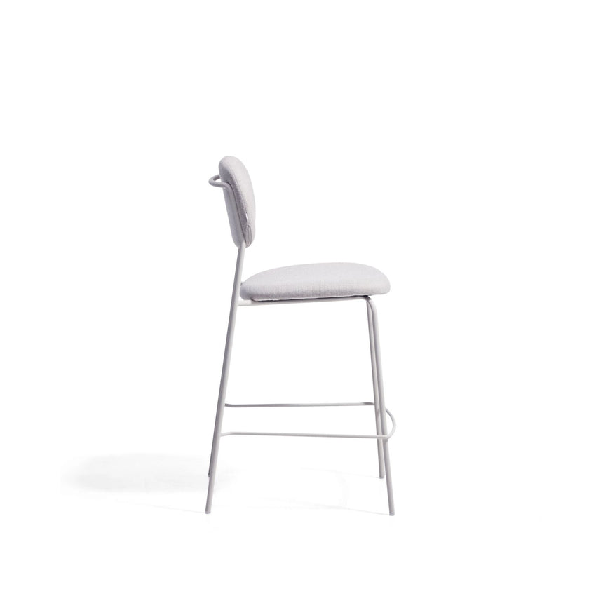 Stapelbarer Hocker Meli mit beiger Chenille und Beinen aus beigem Metall, FSC Mix Credit, 65 cm von Kave Home – Bild 4