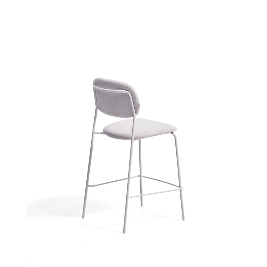 Stapelbarer Hocker Meli mit beiger Chenille und Beinen aus beigem Metall, FSC Mix Credit, 65 cm von Kave Home – Bild 5