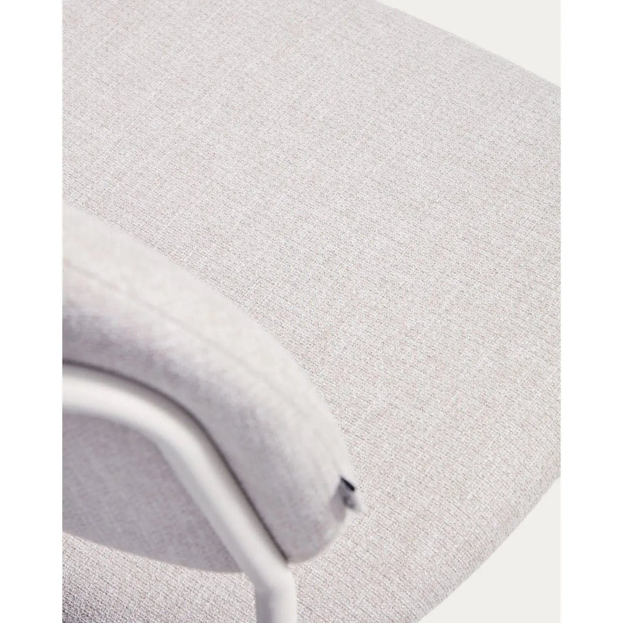 Stapelbarer Hocker Meli mit beiger Chenille und Beinen aus beigem Metall, FSC Mix Credit, 65 cm von Kave Home – Bild 9