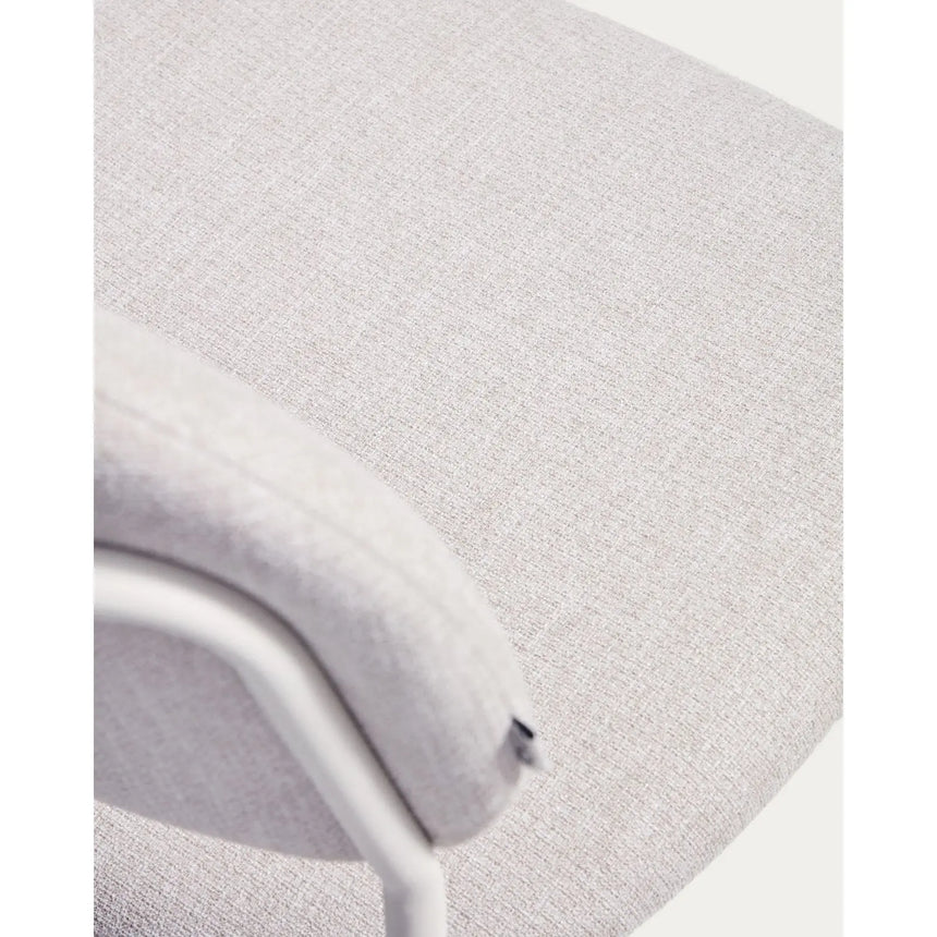 Stapelbarer Hocker Meli mit beiger Chenille und Beinen aus beigem Metall, FSC Mix Credit, 65 cm von Kave Home – Bild 9
