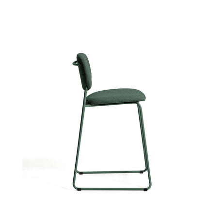 Stapelbarer Hocker Meli mit grüner Chenille und Beinen aus grünem Metall, FSC Mix Credit, 65 cm von Kave Home – Bild 3