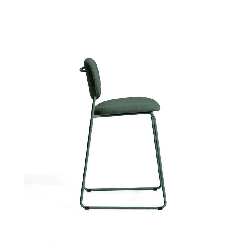 Stapelbarer Hocker Meli mit grüner Chenille und Beinen aus grünem Metall, FSC Mix Credit, 65 cm von Kave Home – Bild 3
