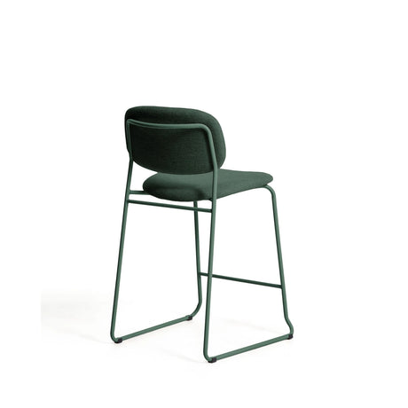 Stapelbarer Hocker Meli mit grüner Chenille und Beinen aus grünem Metall, FSC Mix Credit, 65 cm von Kave Home – Bild 4
