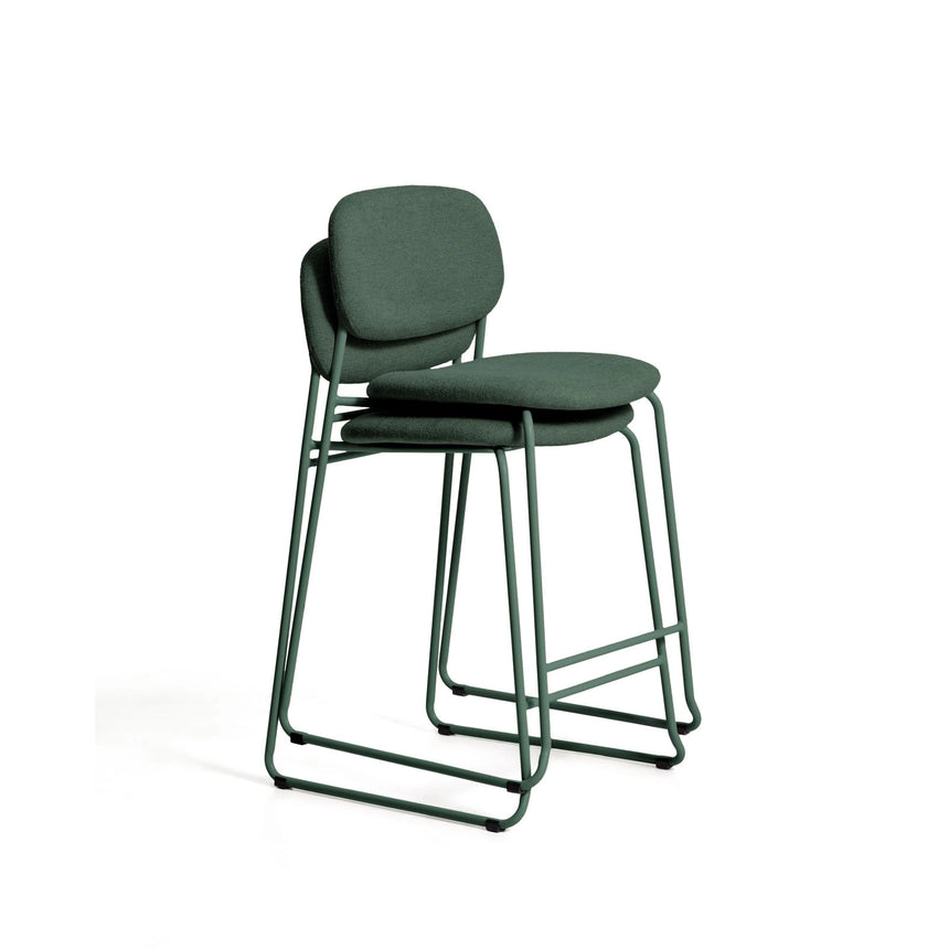 Stapelbarer Hocker Meli mit grüner Chenille und Beinen aus grünem Metall, FSC Mix Credit, 65 cm von Kave Home – Bild 6