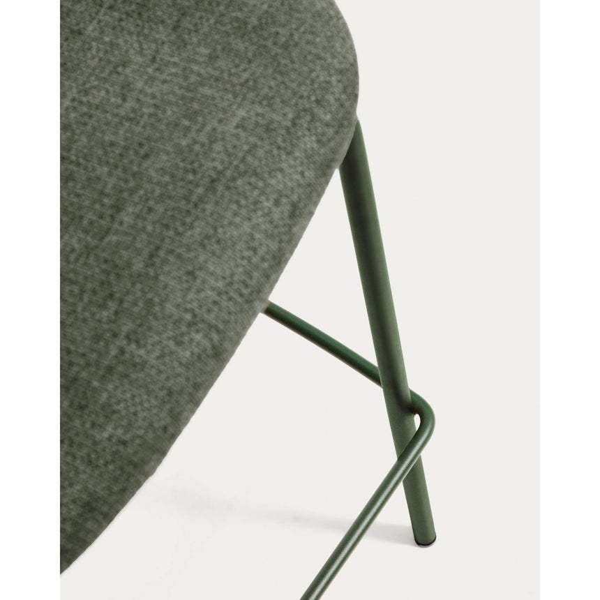 Stapelbarer Hocker Meli mit grüner Chenille und Beinen aus grünem Metall, FSC Mix Credit, 65 cm von Kave Home – Bild 11
