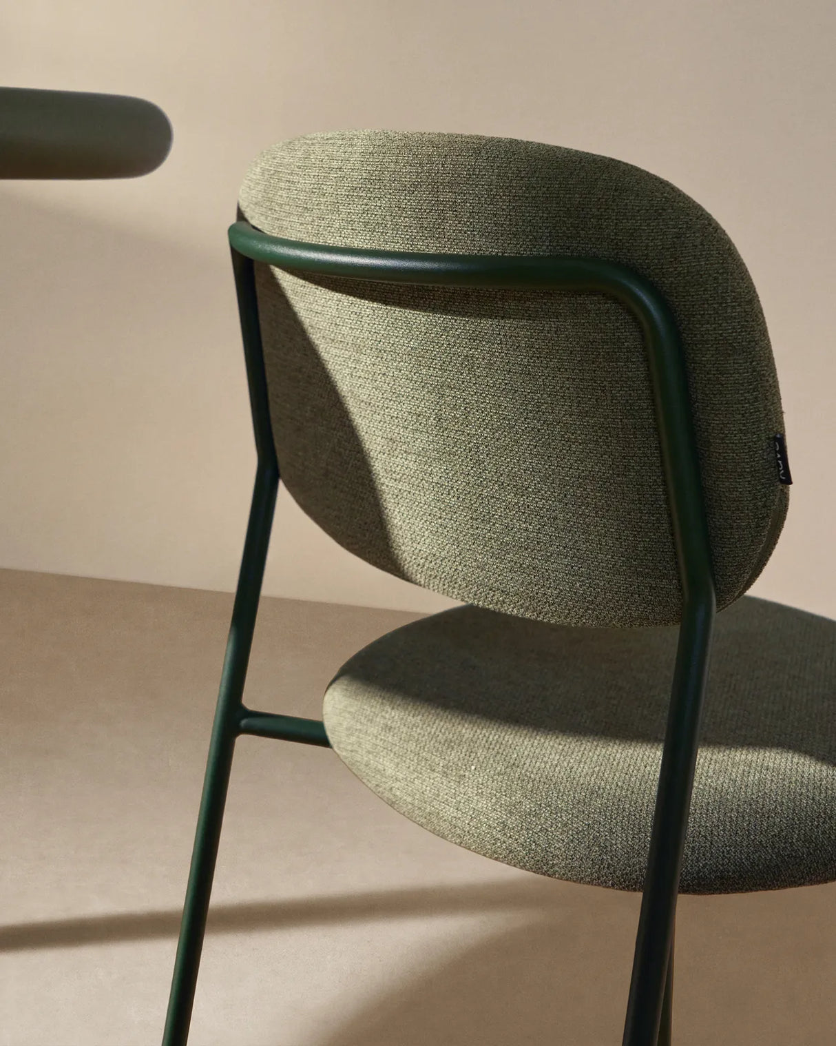 Stapelbarer Hocker Meli mit grüner Chenille und Beinen aus grünem Metall, FSC Mix Credit, 65 cm von Kave Home – Bild 3
