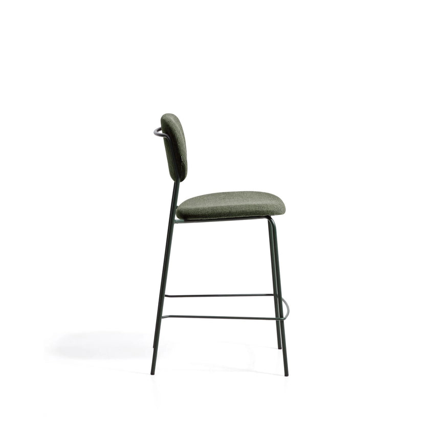 Stapelbarer Hocker Meli mit grüner Chenille und Beinen aus grünem Metall, FSC Mix Credit, 65 cm von Kave Home – Bild 5