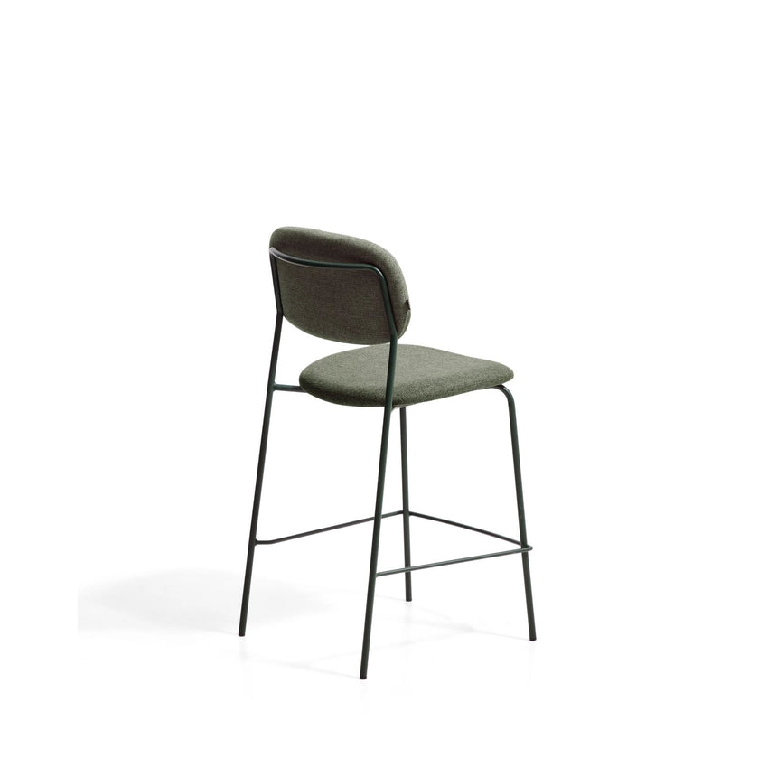 Stapelbarer Hocker Meli mit grüner Chenille und Beinen aus grünem Metall, FSC Mix Credit, 65 cm von Kave Home – Bild 6