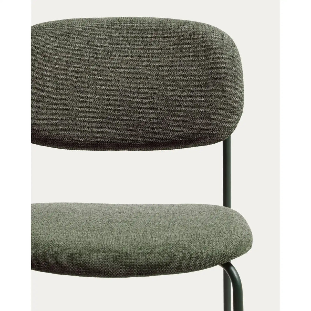Stapelbarer Hocker Meli mit grüner Chenille und Beinen aus grünem Metall, FSC Mix Credit, 65 cm von Kave Home – Bild 9