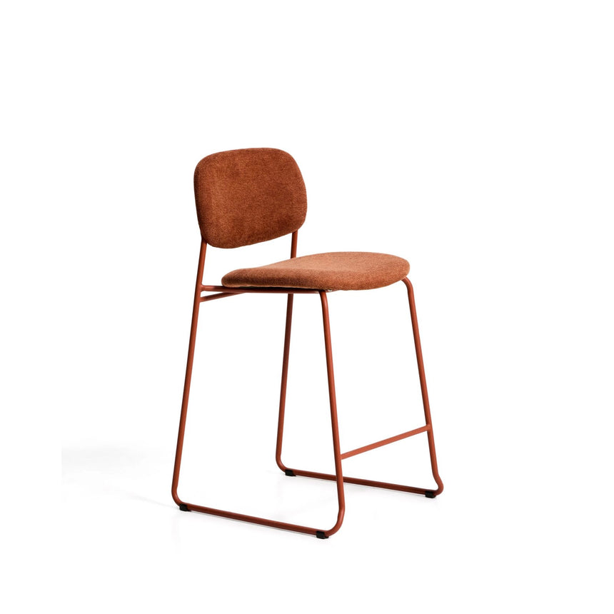 Stapelbarer Hocker Meli mit terrakottafarbener Chenille und Beinen aus terrakottafarbenem Metall, FSC Mix Credit, 65 cm von Kave Home – Bild 1
