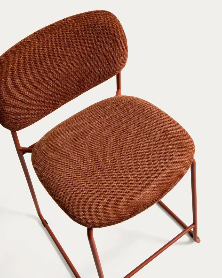 Stapelbarer Hocker Meli mit terrakottafarbener Chenille und Beinen aus terrakottafarbenem Metall, FSC Mix Credit, 65 cm von Kave Home – Bild 10