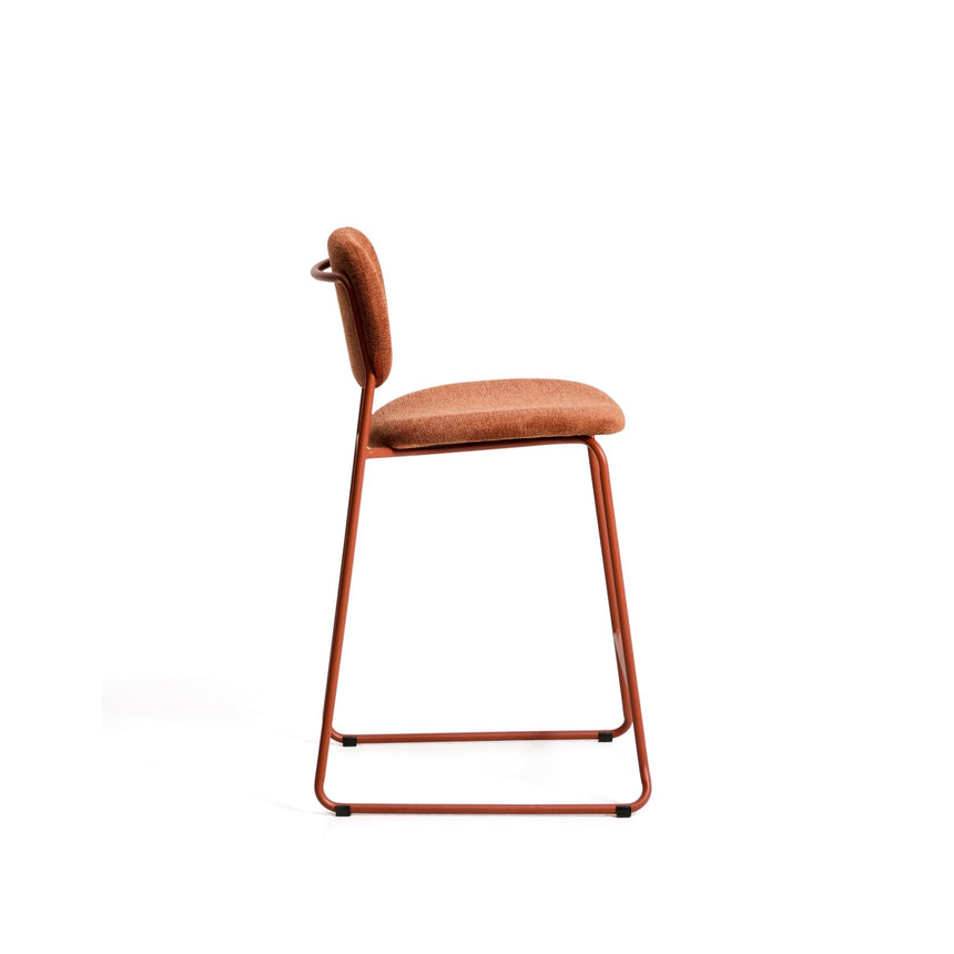 Stapelbarer Hocker Meli mit terrakottafarbener Chenille und Beinen aus terrakottafarbenem Metall, FSC Mix Credit, 65 cm von Kave Home – Bild 3