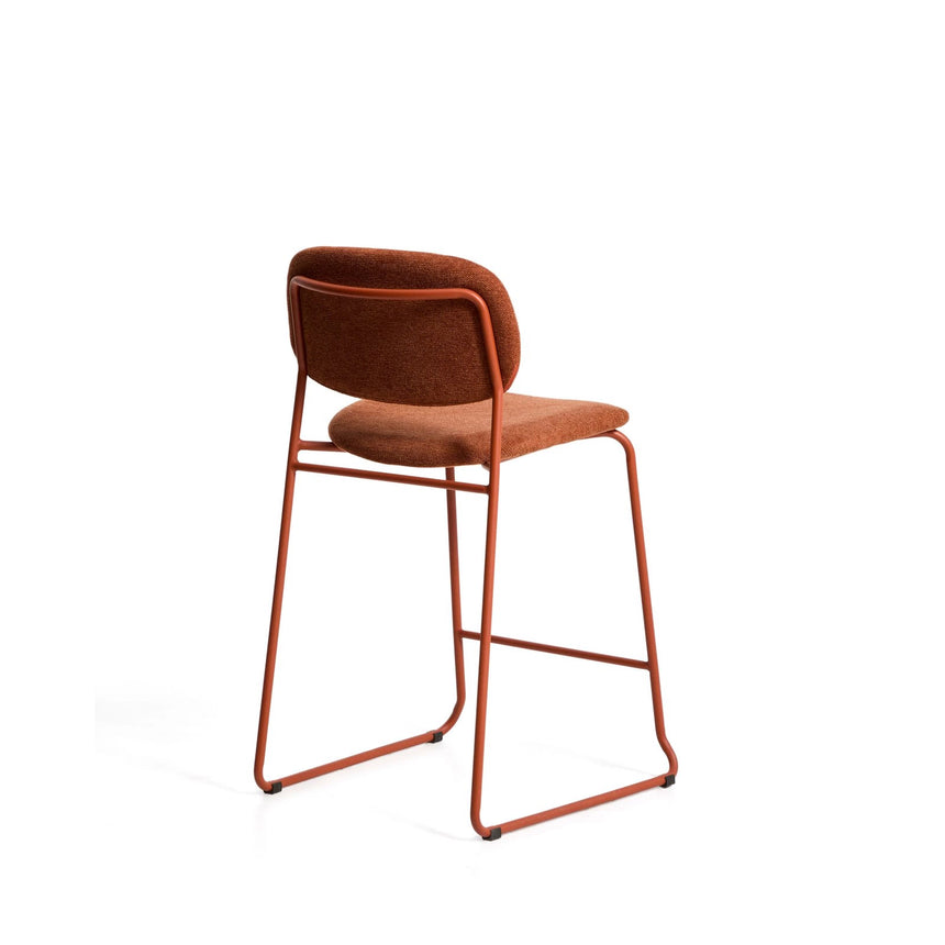 Stapelbarer Hocker Meli mit terrakottafarbener Chenille und Beinen aus terrakottafarbenem Metall, FSC Mix Credit, 65 cm von Kave Home – Bild 4