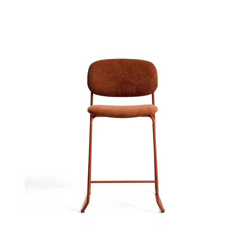 Stapelbarer Hocker Meli mit terrakottafarbener Chenille und Beinen aus terrakottafarbenem Metall, FSC Mix Credit, 65 cm von Kave Home – Bild 5