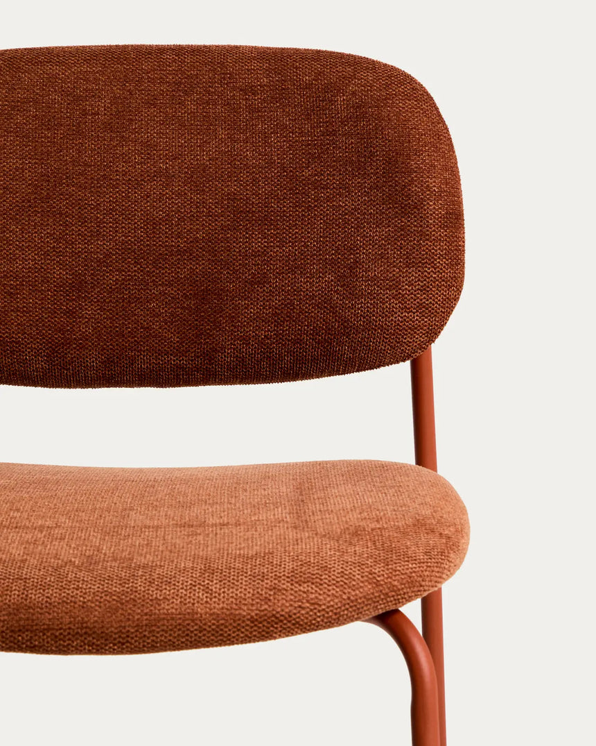 Stapelbarer Hocker Meli mit terrakottafarbener Chenille und Beinen aus terrakottafarbenem Metall, FSC Mix Credit, 65 cm von Kave Home – Bild 7