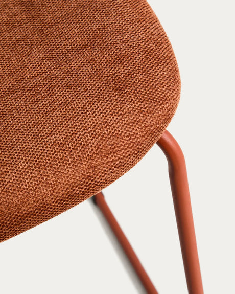 Stapelbarer Hocker Meli mit terrakottafarbener Chenille und Beinen aus terrakottafarbenem Metall, FSC Mix Credit, 65 cm von Kave Home – Bild 8