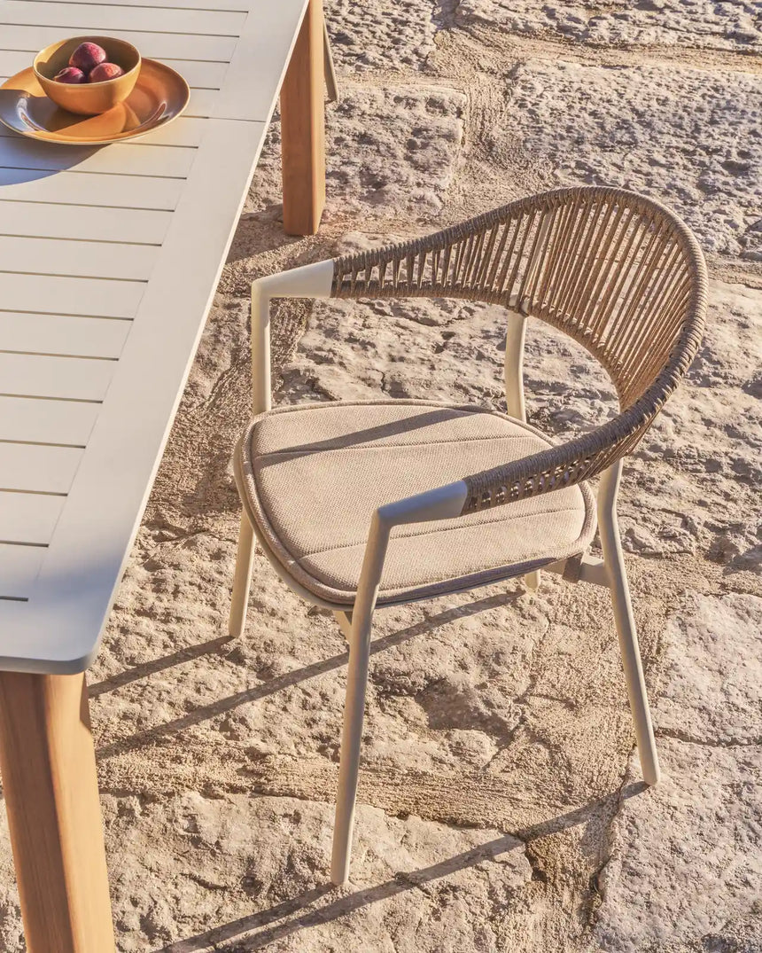 Stapelbarer Outdoor-Stuhl Alimia aus Aluminium in Ecru und beigem Synthetikseil von Kave Home – Bild 2