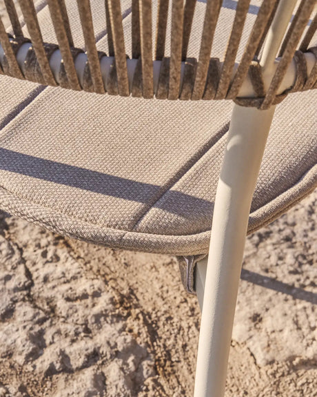 Stapelbarer Outdoor-Stuhl Alimia aus Aluminium in Ecru und beigem Synthetikseil von Kave Home – Bild 4