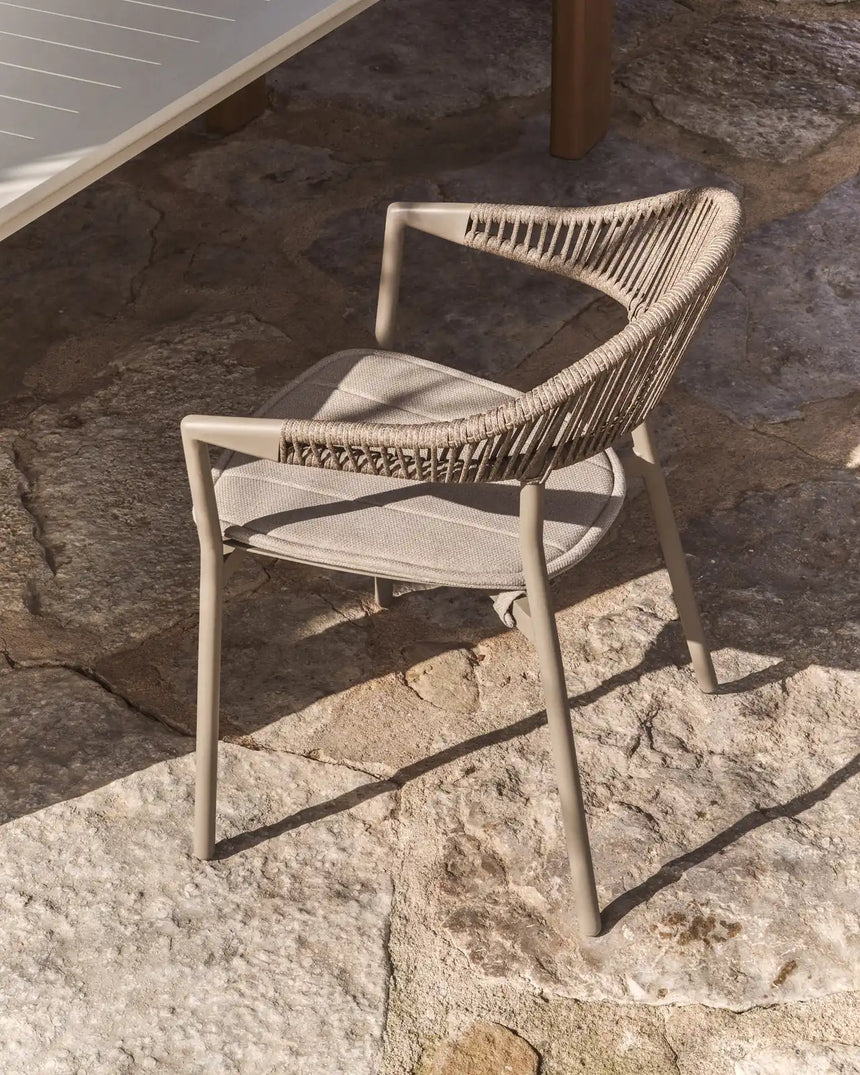 Stapelbarer Outdoor-Stuhl Alimia aus Aluminium in Taupe und braunem Synthetikseil von Kave Home – Bild 2