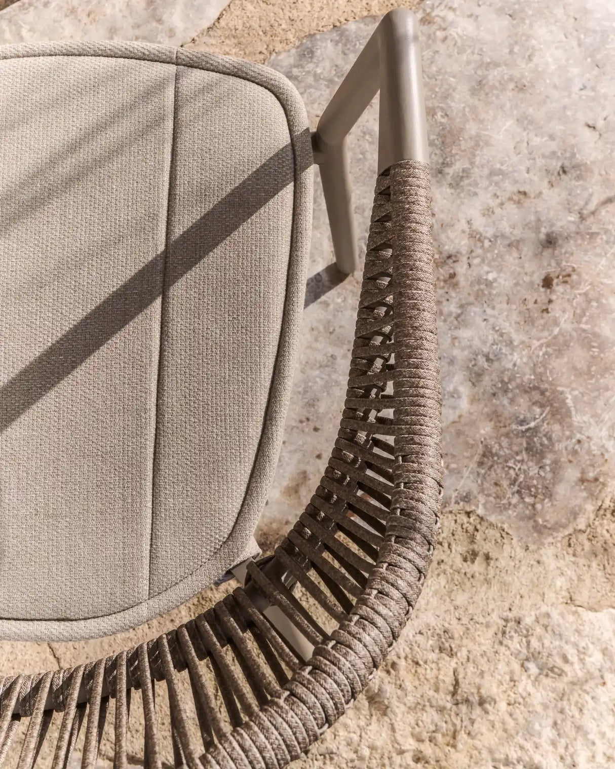 Stapelbarer Outdoor-Stuhl Alimia aus Aluminium in Taupe und braunem Synthetikseil von Kave Home – Bild 3