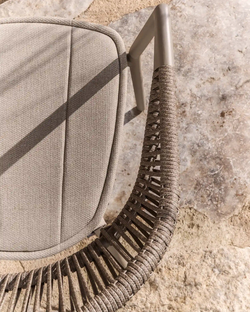 Stapelbarer Outdoor-Stuhl Alimia aus Aluminium in Taupe und braunem Synthetikseil von Kave Home – Bild 3