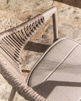 Stapelbarer Outdoor-Stuhl Alimia aus Aluminium in Taupe und braunem Synthetikseil von Kave Home – Bild 4