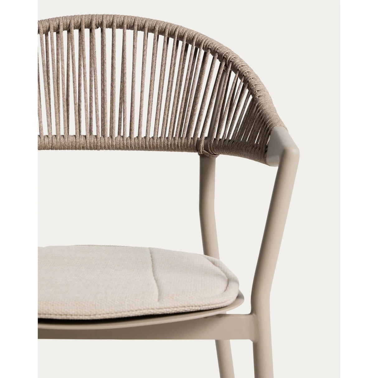 Stapelbarer Outdoor-Stuhl Alimia aus Aluminium in Taupe und braunem Synthetikseil von Kave Home – Bild 9