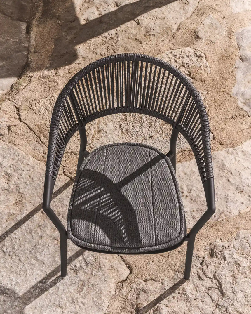 Stapelbarer Outdoor-Stuhl Alimia aus Aluminium und Synthetikseil von Kave Home – Bild 2