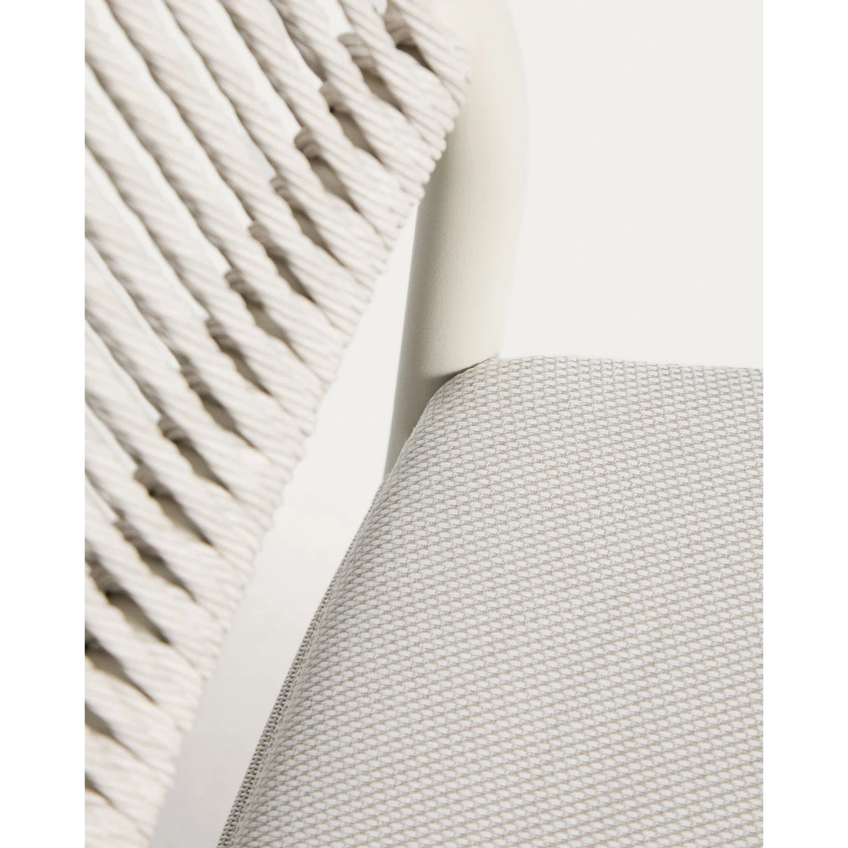 Stapelbarer Outdoor-Stuhl Argasi aus Aluminium in Ecru und grauem Synthetikseil von Kave Home – Bild 13