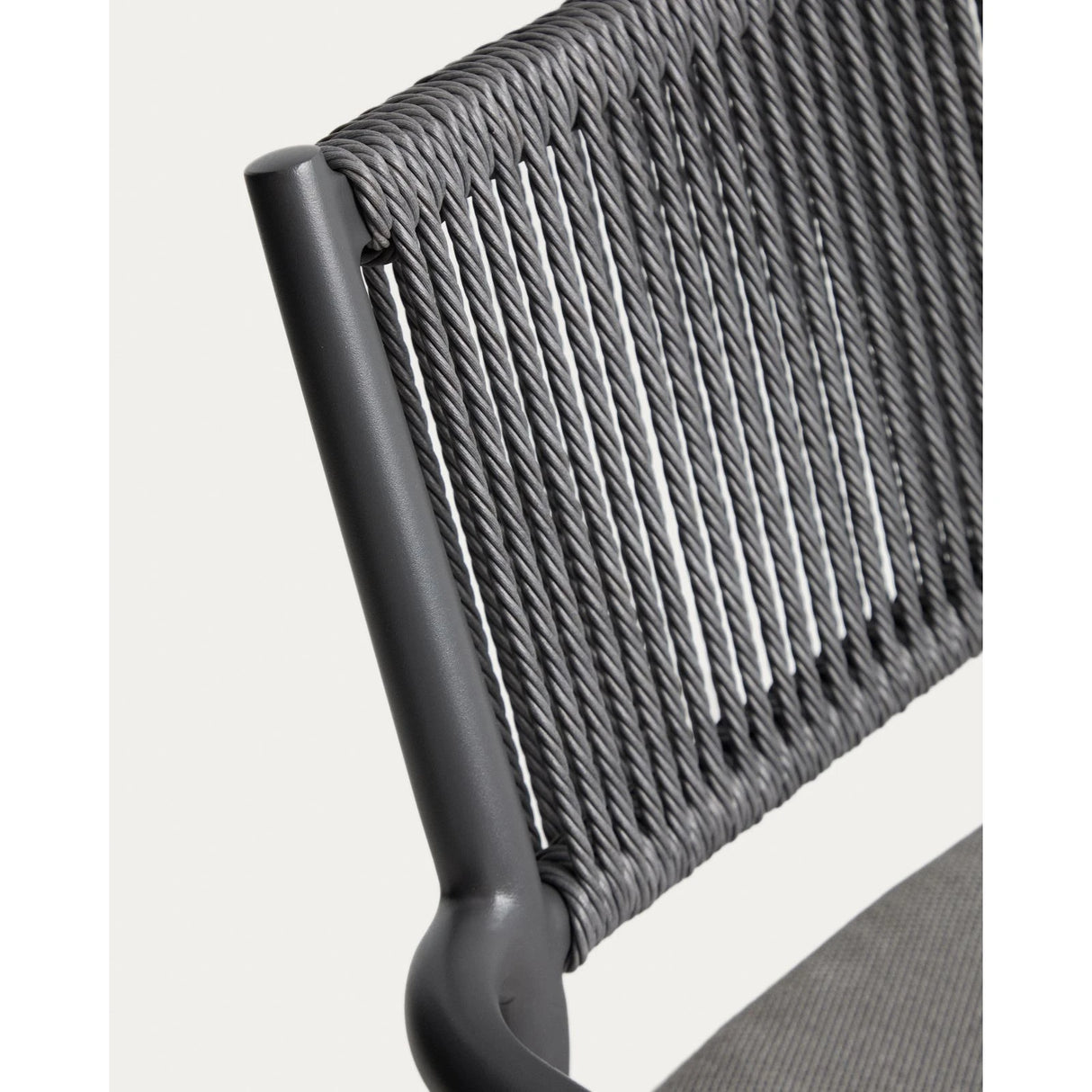 Stapelbarer Outdoor-Stuhl Argasi aus Aluminium in Graphit und dunkelgrauem Synthetikseil von Kave Home – Bild 10