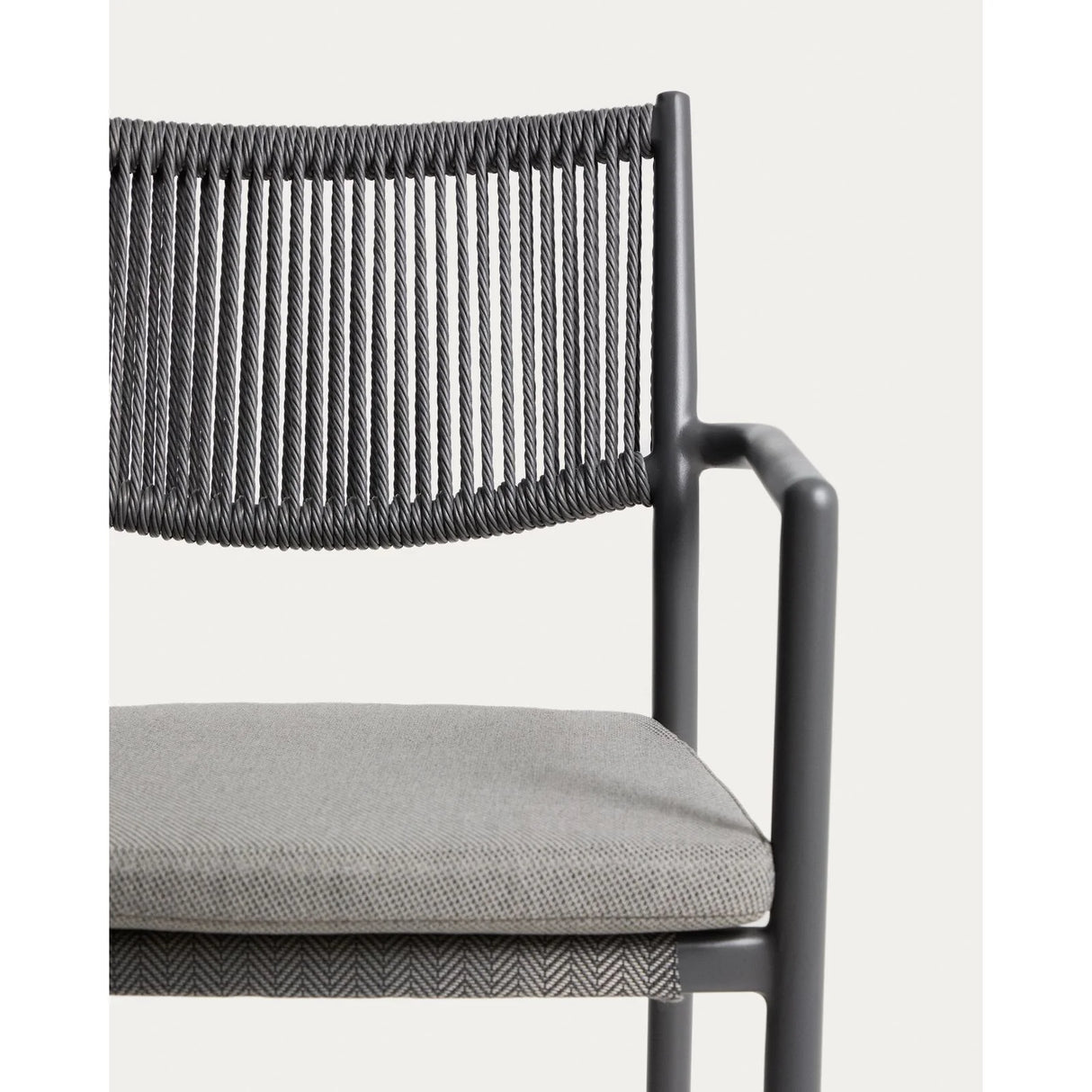 Stapelbarer Outdoor-Stuhl Argasi aus Aluminium in Graphit und dunkelgrauem Synthetikseil von Kave Home – Bild 9