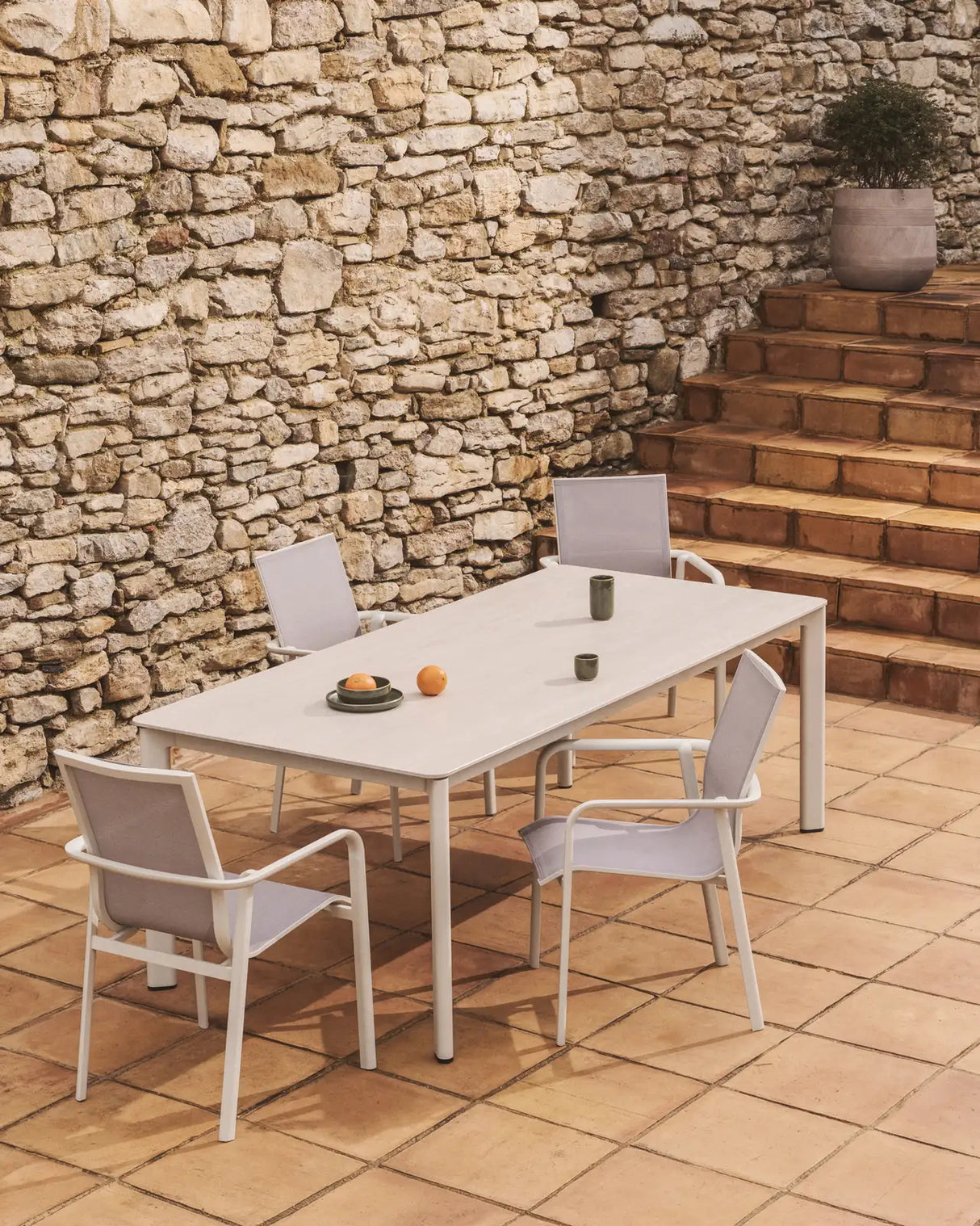 Stapelbarer Outdoor-Stuhl Canea aus beigem Texteline und Aluminium in Ecru von Kave Home – Bild 4