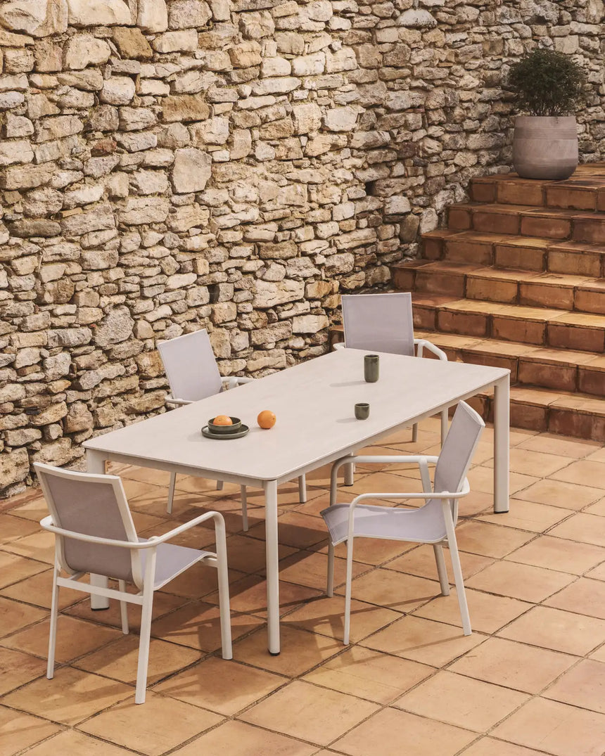Stapelbarer Outdoor-Stuhl Canea aus beigem Texteline und Aluminium in Ecru von Kave Home – Bild 4