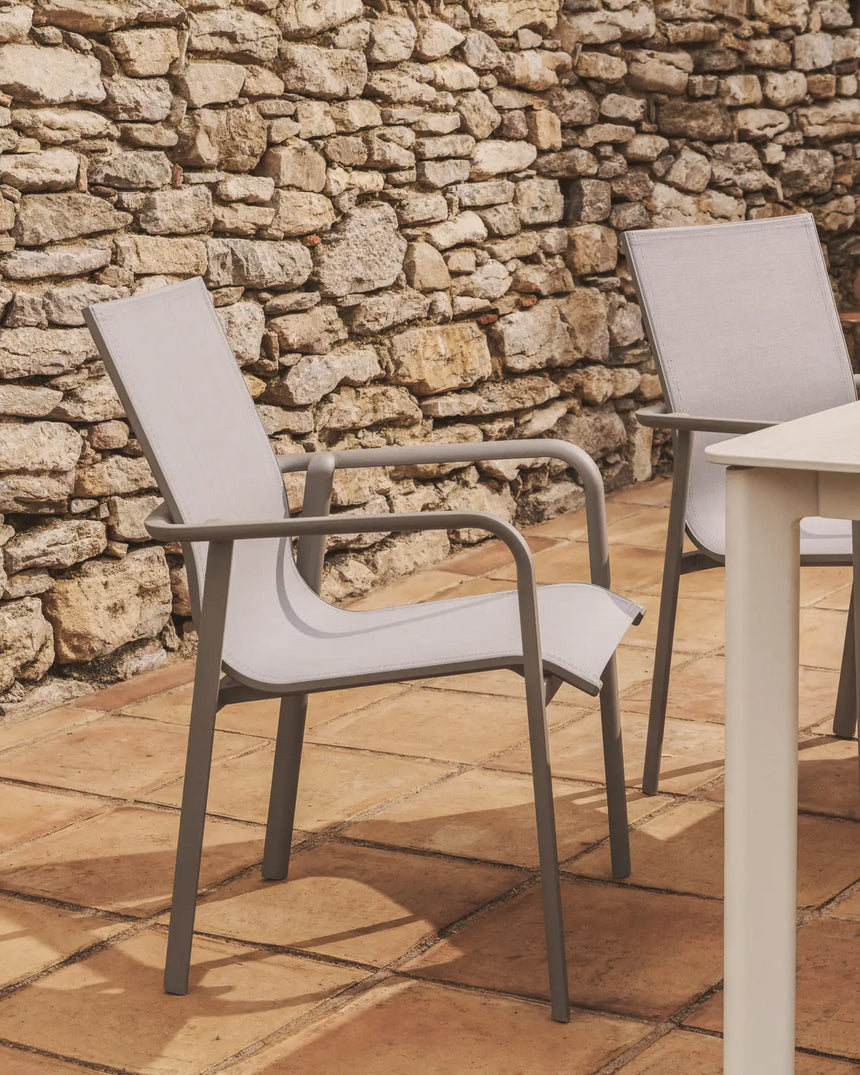 Stapelbarer Outdoor-Stuhl Canea aus beigem Texteline und Aluminium in Taupe von Kave Home – Bild 2