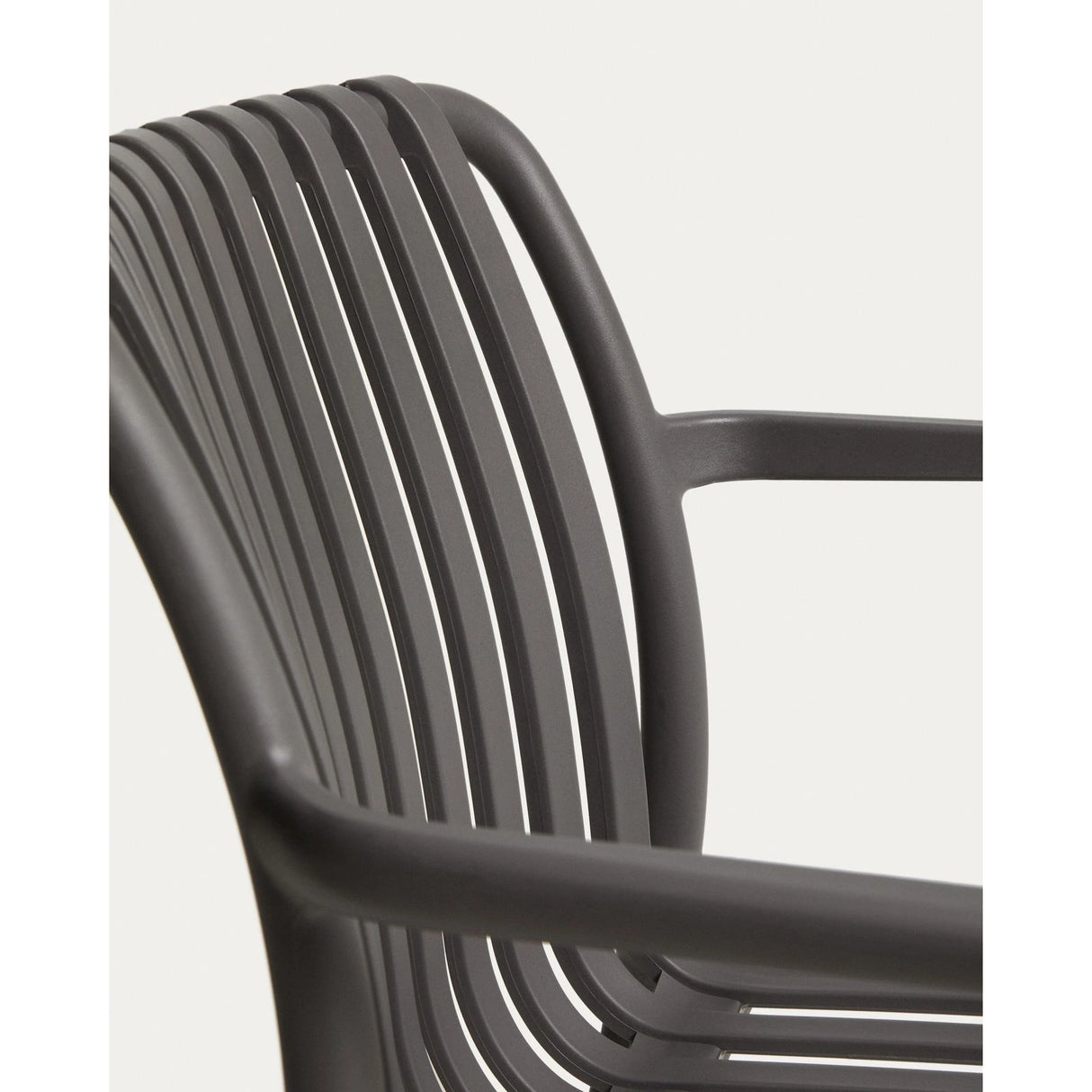 Stapelbarer Outdoor-Stuhl Isabellini in Graphitgrau von Kave Home – Bild 11