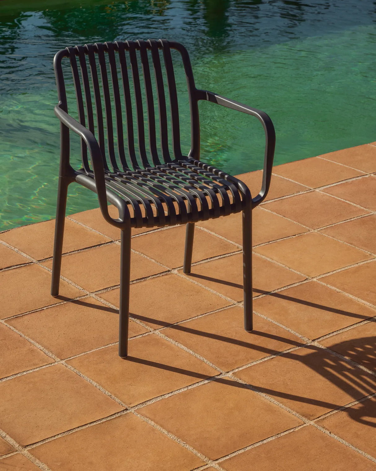 Stapelbarer Outdoor-Stuhl Isabellini in Graphitgrau von Kave Home – Bild 2