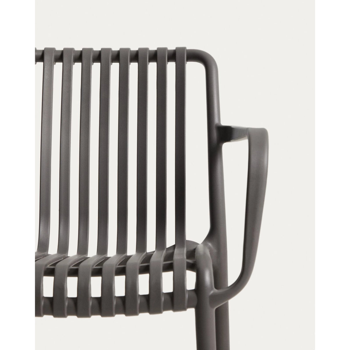 Stapelbarer Outdoor-Stuhl Isabellini in Graphitgrau von Kave Home – Bild 8