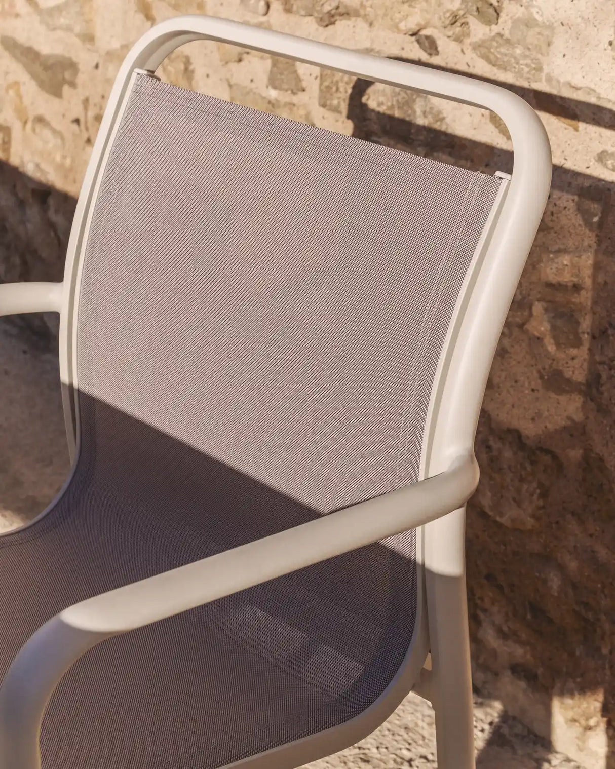 Stapelbarer Outdoor-Stuhl Luri aus Aluminium in Ecru und beigem Texteline von Kave Home – Bild 2