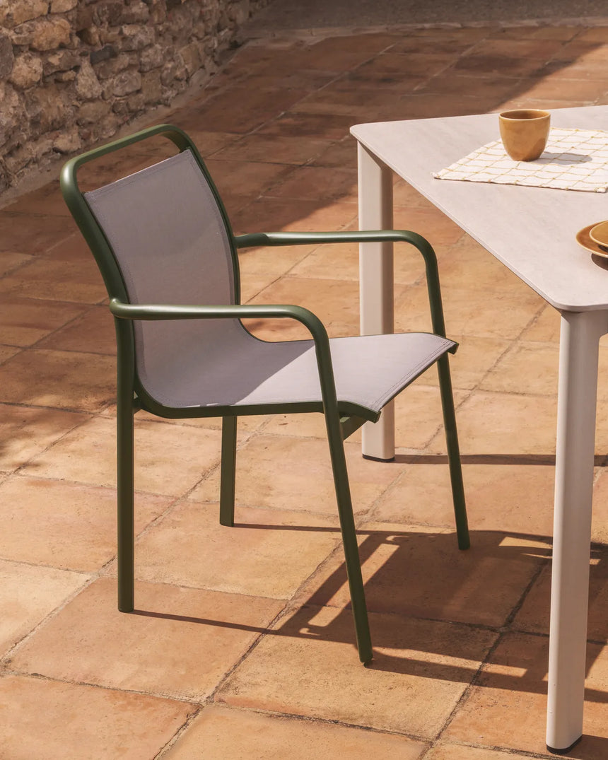 Stapelbarer Outdoor-Stuhl Luri aus Aluminium in Grün und beigem Texteline von Kave Home – Bild 2