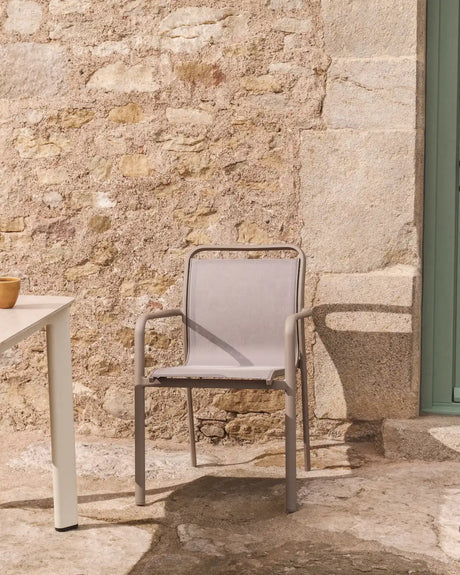 Stapelbarer Outdoor-Stuhl Luri aus Aluminium in Taupe und beigem Texteline von Kave Home – Bild 2